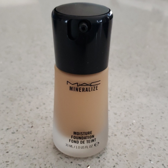 MAC Cosmetics Other - MAC mineralize moisture foundation